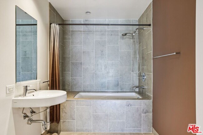 Building Photo - 6250 Hollywood Blvd