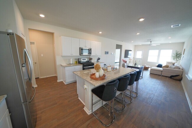 Building Photo - Like-New Home in Applewood Neighborhood. Realtor Commission: $600