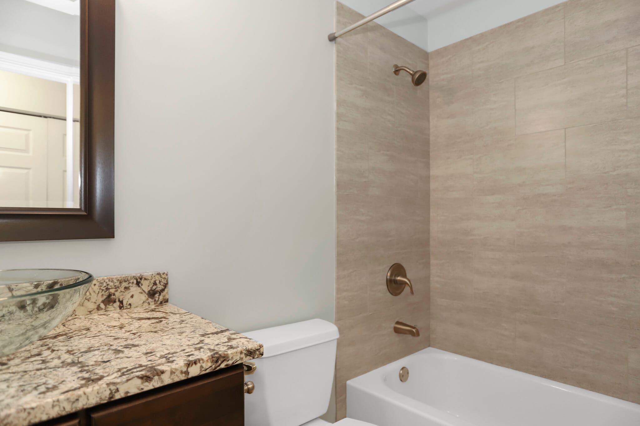 2nd Full Bath with Tub - 910 Neudearborn Ln