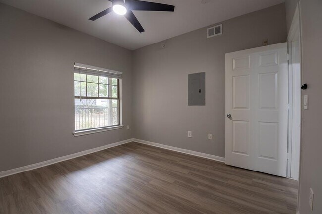 Building Photo - 2320 Gracy Farms Ln