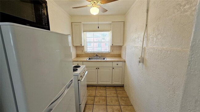 Building Photo - 15 N Mango St