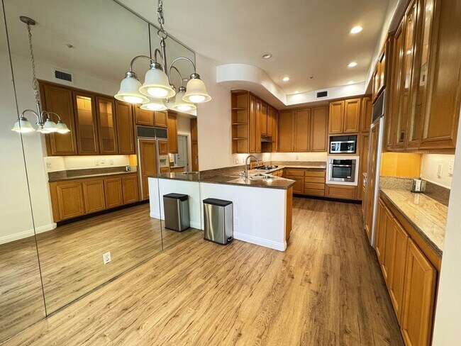 Building Photo - Beautiful 3Bd/2.5Ba Spacious Home in Tustin!