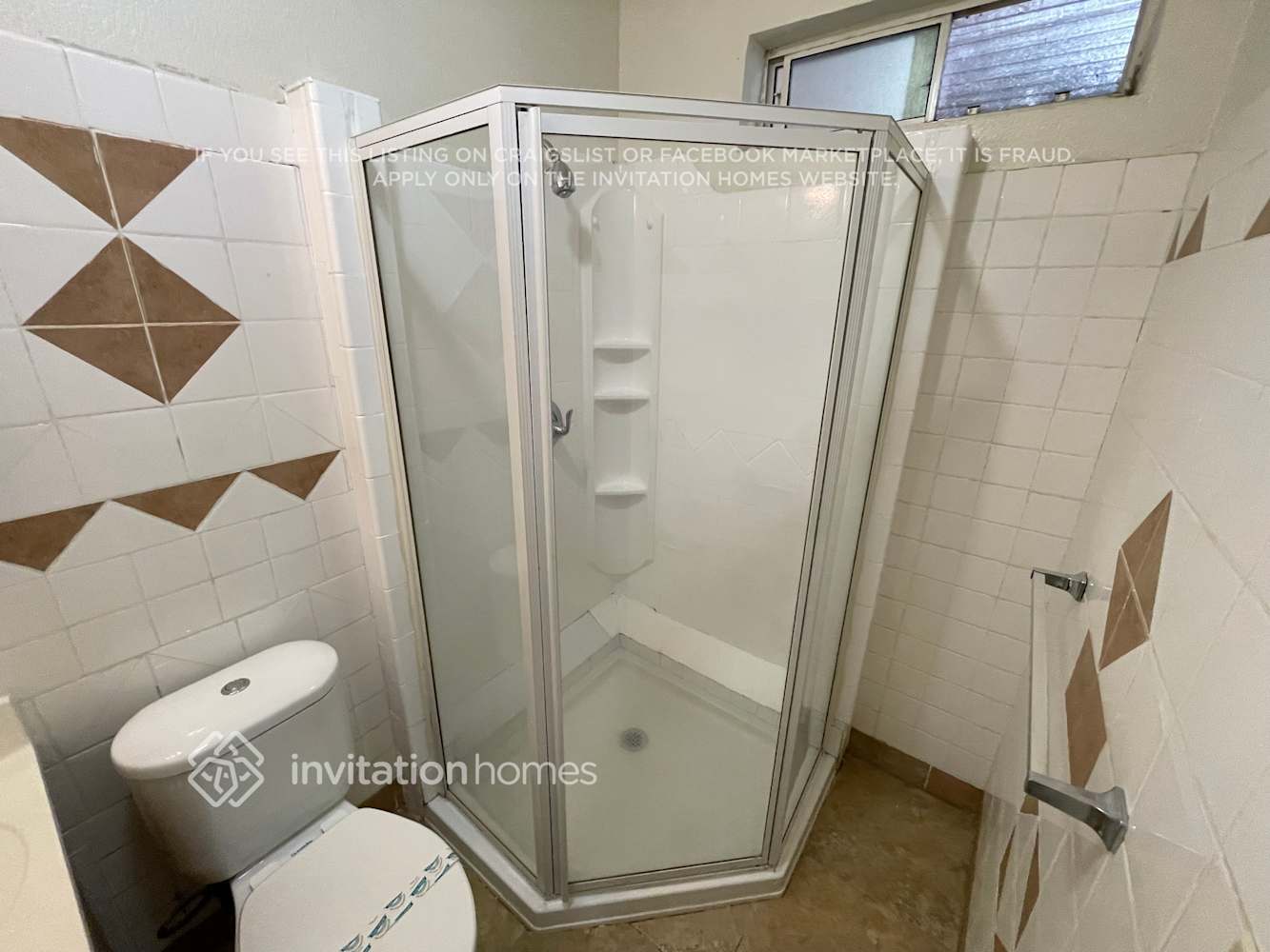 Building Photo - 260 E Plenty St