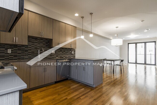Building Photo - Georgeous Modern Condo with a Kitchen Fit for a Chef!