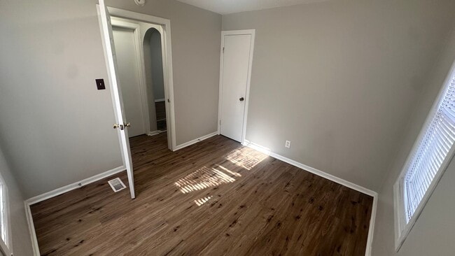 Building Photo - $575 - 1 bed 1 bath Duplex