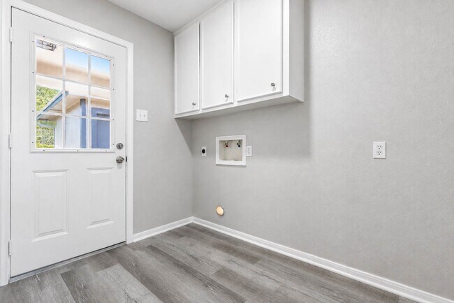 Building Photo - 15811 Pathfield Dr