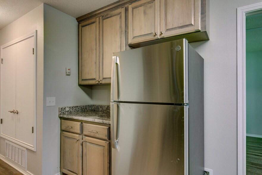 Kitchen - 911 Pecorella St E