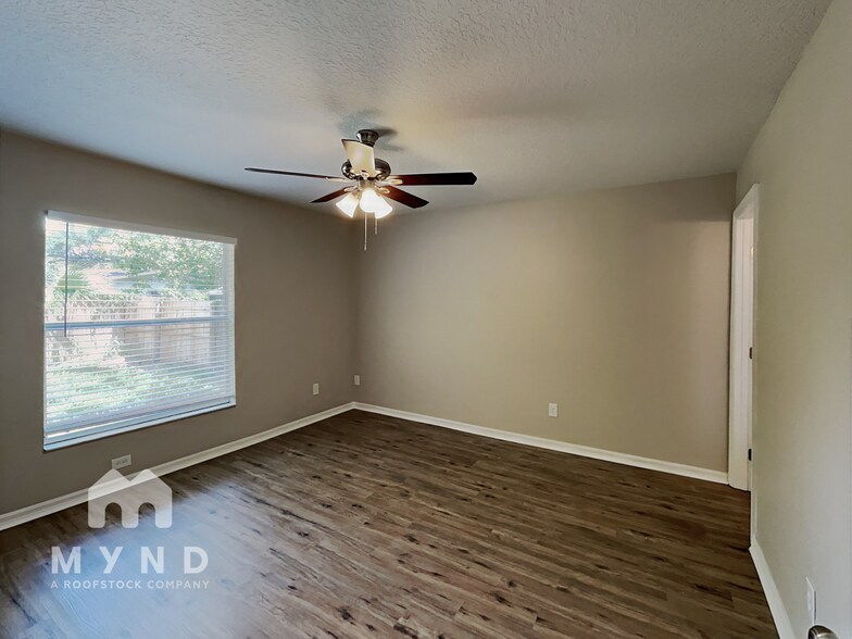 Building Photo - 3608 E 38th Ave