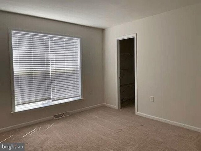 Building Photo - 613 Line Rd