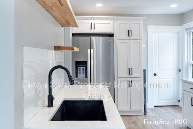 Building Photo - 618 Lamberton St NE