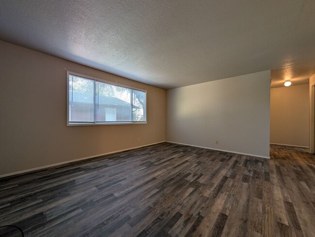 Building Photo - Great 2 bed/1 bath with one car garage! In...