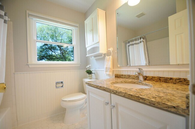 Building Photo - Classic 4 Bed 3.5 Single Family Home Sitti...