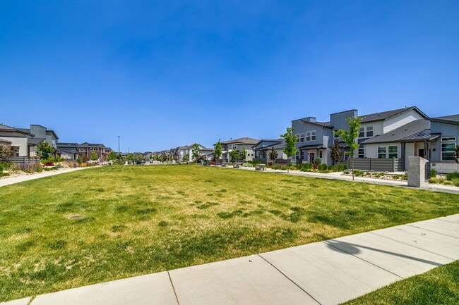 Building Photo - Spacious 4BR Townhome in Denver