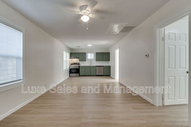 Building Photo - 905 E Rogers St