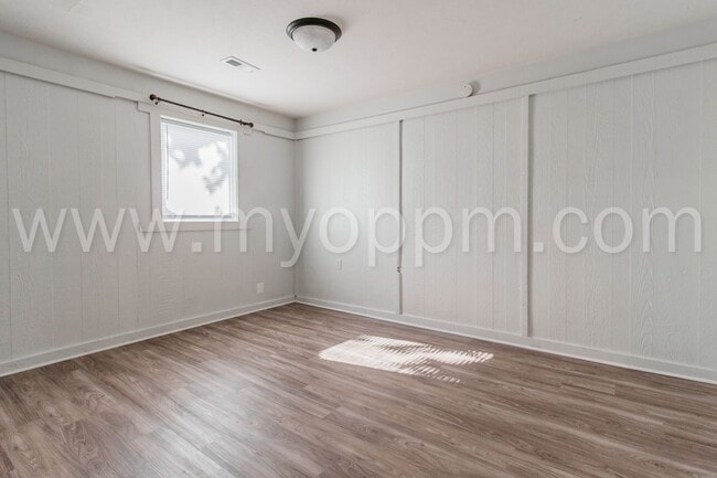 Building Photo - Gorgeous 3 Bedroom / 1 Bathroom Duplex | Gretna