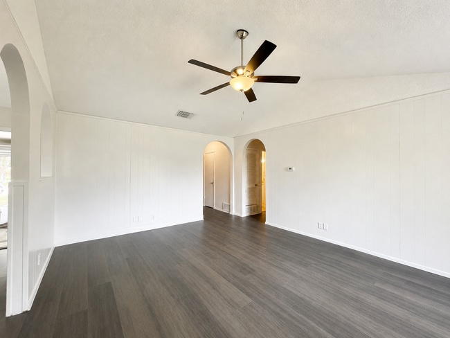 Building Photo - Gorgeous 3/2 recently renovated in homey neighborhood