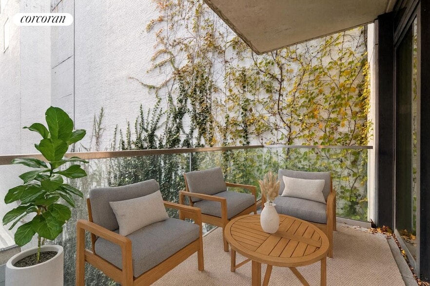 Building Photo - 555 W 43rd St