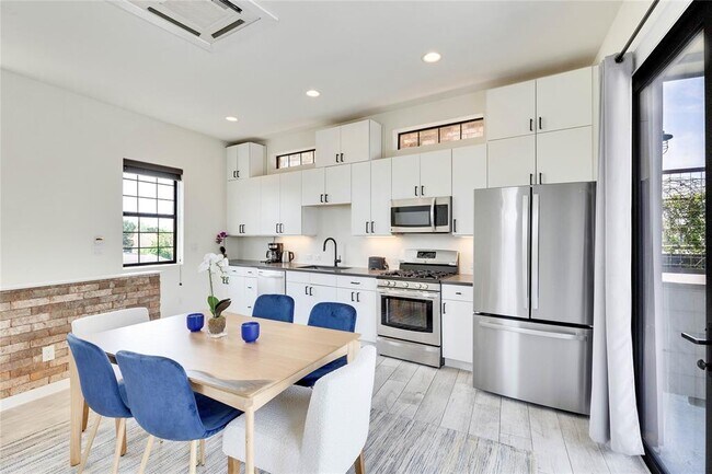 Building Photo - 808 Lydia St