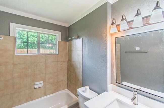 Building Photo - 12906 Southspring Dr
