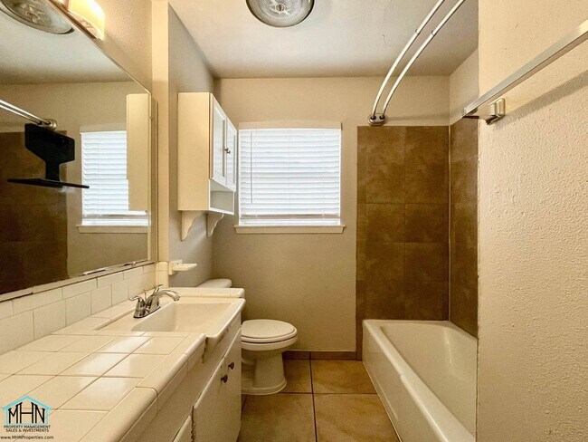 Building Photo - Bright and Airy Duplex in Harmony Hills, just blocks away from West Ave, Blanco Rd and NW Military!