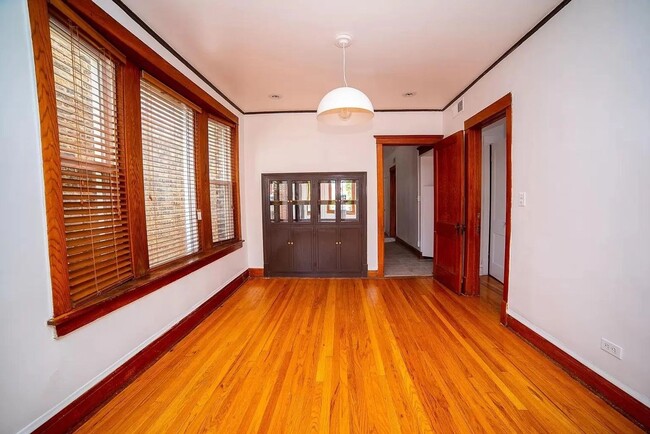 Building Photo - Humboldt Park Apartment