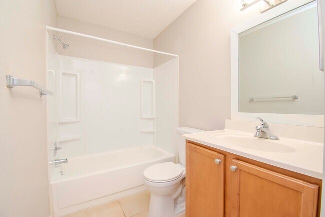 Building Photo - Lake Front 1BR + Den -Move In Special Available