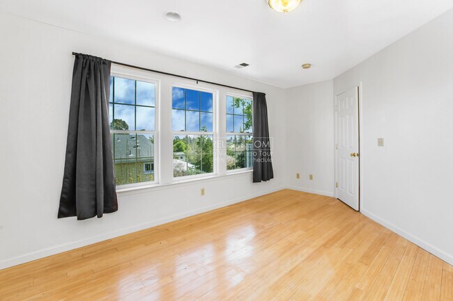 Building Photo - 3243 Davis St