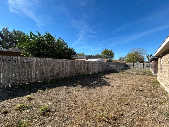 Building Photo - 3921 Zinnia Ave