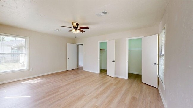 Building Photo - 911 E North Ave