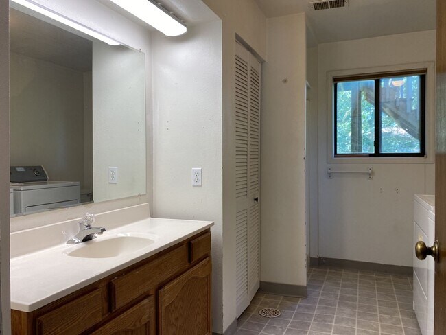 Building Photo - STUDENTS WELCOME! 4 Bed 3 Bath Home in West Ft Collins w/ Garage and Fenced Yard - Lawn Care Incl...