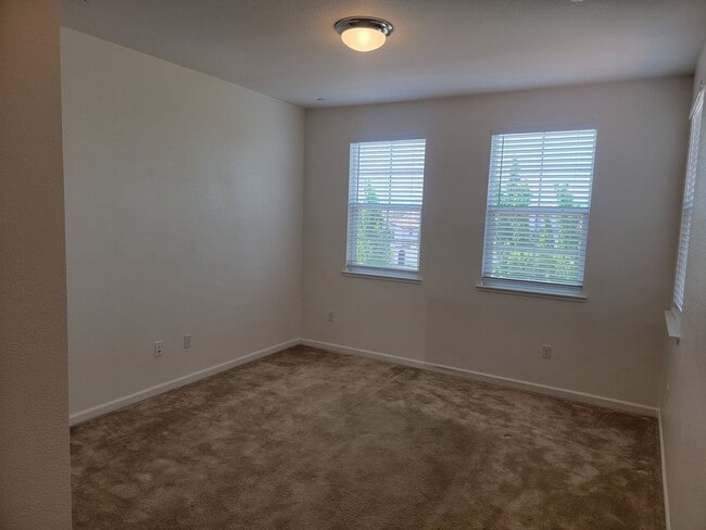 Building Photo - Beautiful 3 story home with 4 bedrooms 3.5...