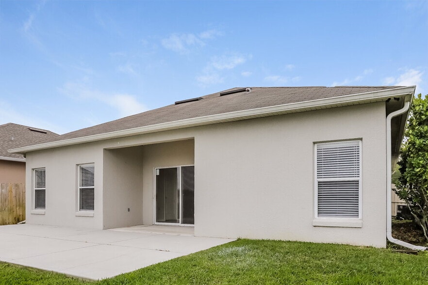 Building Photo - 4876 Waterside Pointe Cir