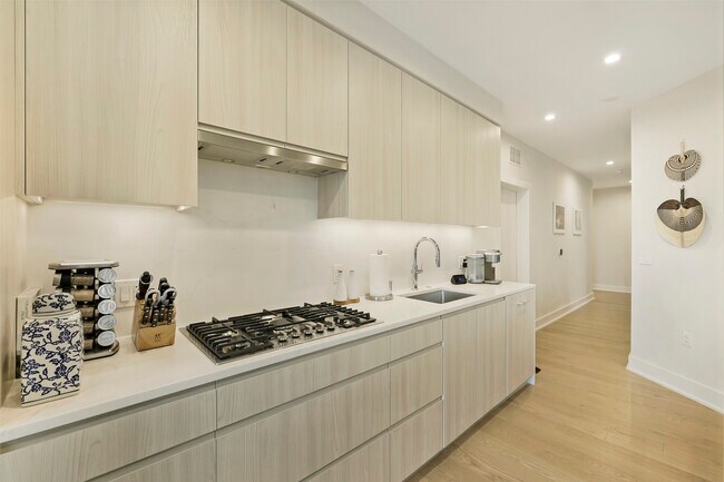 Gas stove - 701 Swann Ave