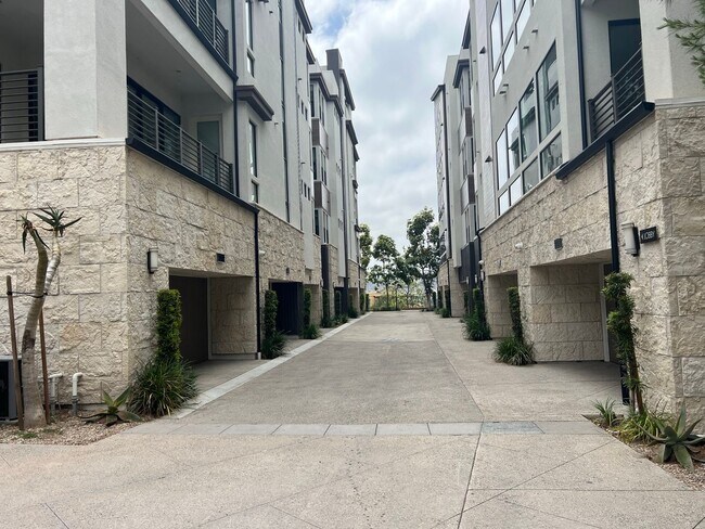Building Photo - 8365 Distinctive Dr