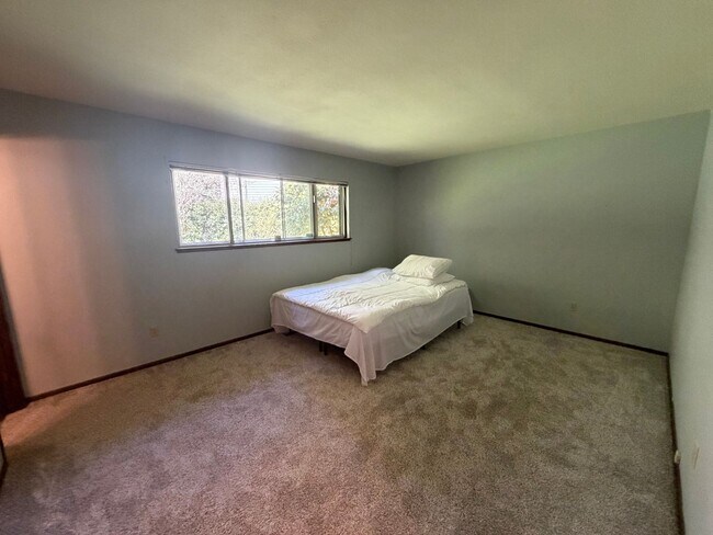 Building Photo - Peaceful 3 Bedroom Single-Level Home on Spacious Corner Lot Near Fir Grove Park