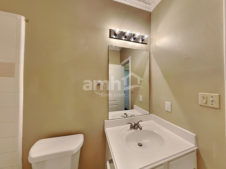 Building Photo - 1835 Manor Dr
