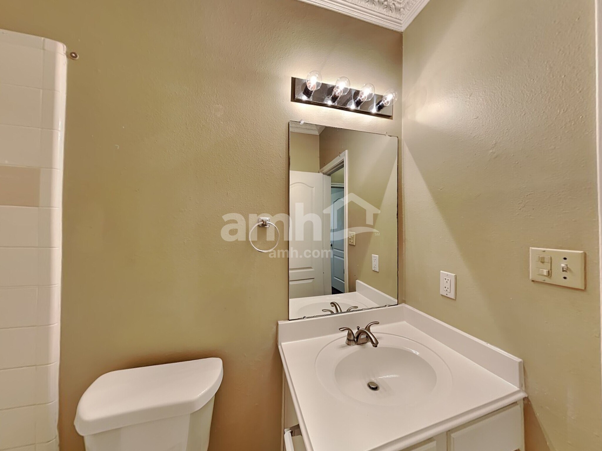 Building Photo - 1835 Manor Dr