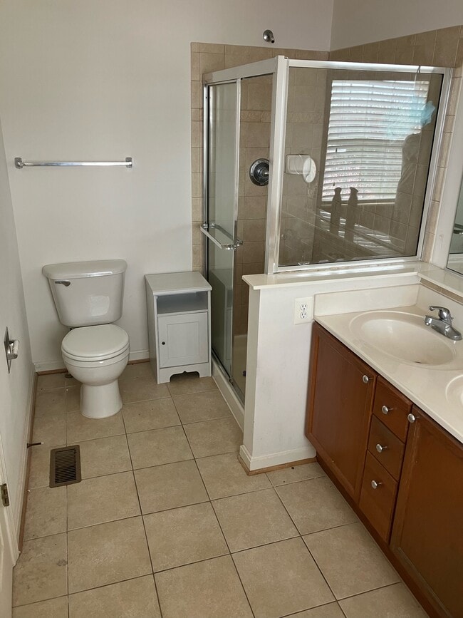 Building Photo - 2550 Emerson Dr