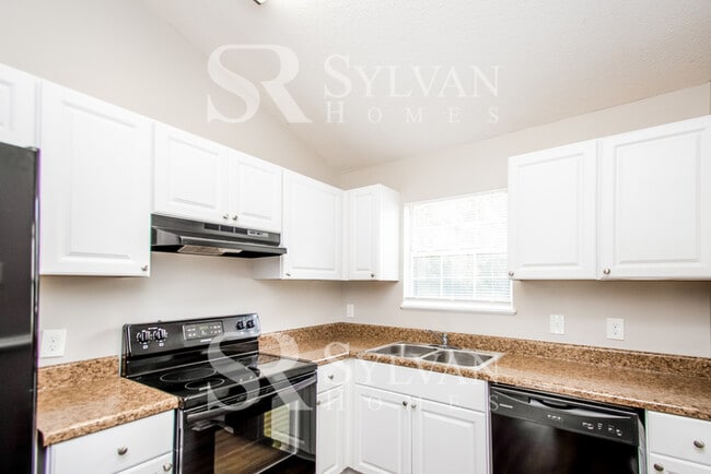Building Photo - Your dream home awaits