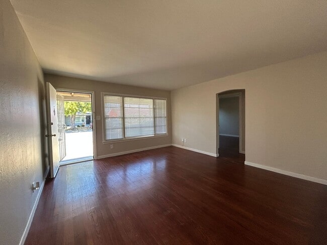 Building Photo - Charming Single Story 2-Bedroom Home in Ma...