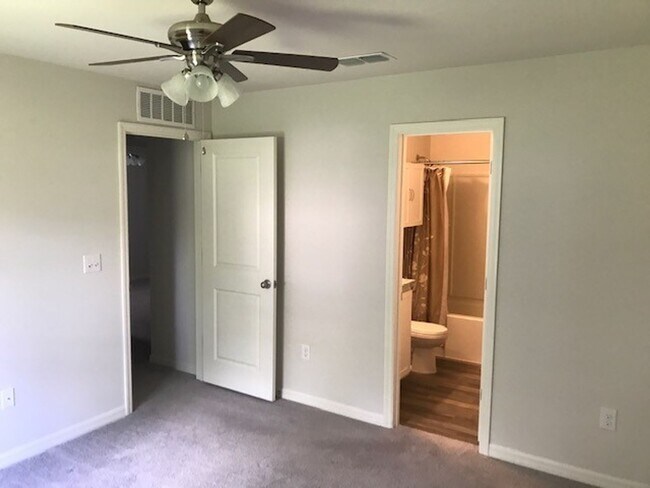 Building Photo - Cute Home Ready for Family