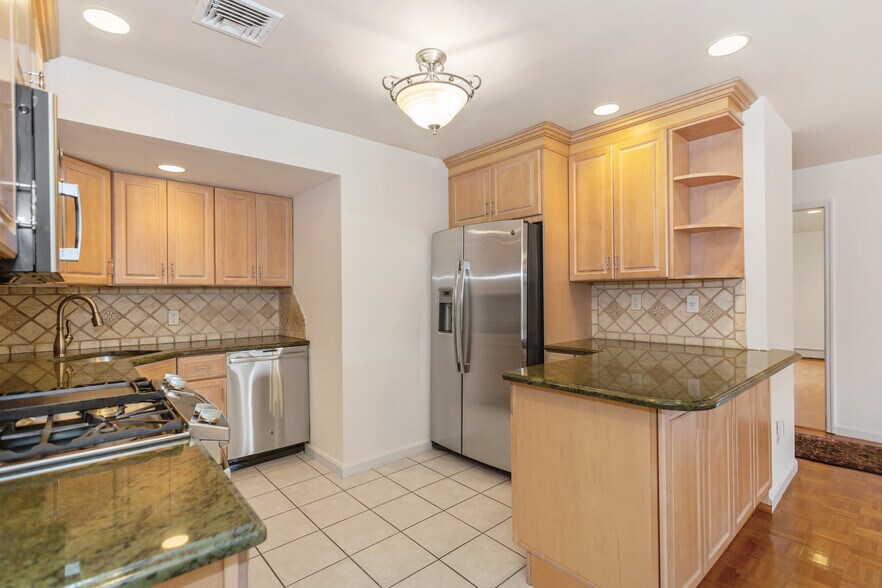 Building Photo - 130 N 7th St