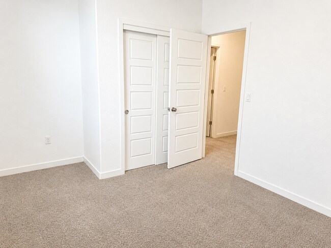 Building Photo - 2806 N Applegate Ave