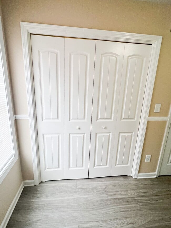 Building Photo - 2 Bedroom 1.5 Bathroom Townhome