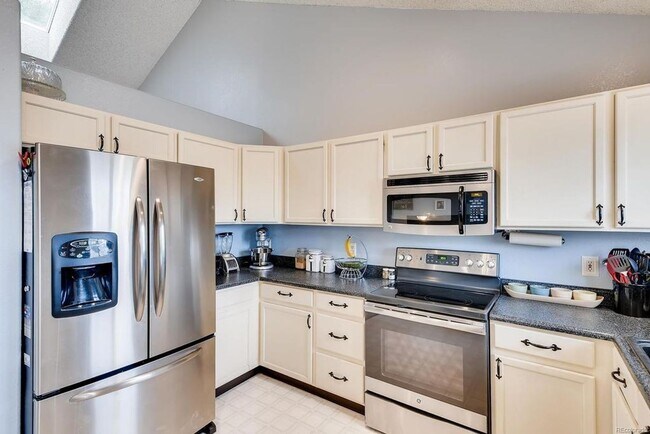 Building Photo - GREAT LOCATION! New LVP and Carpet - WON'T LAST LONG!