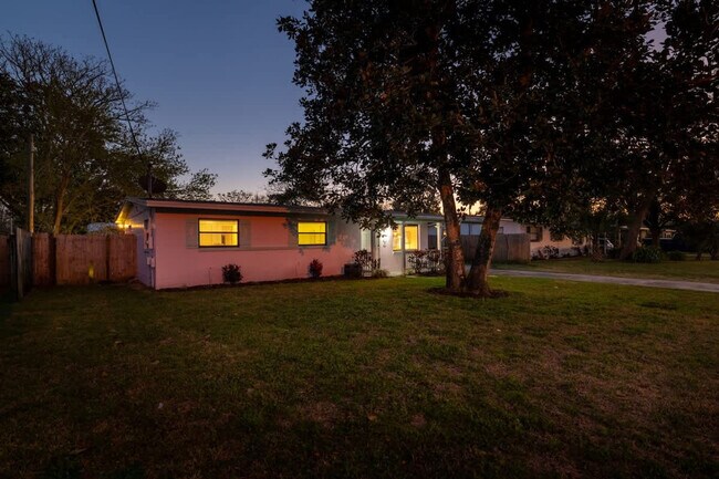 Building Photo - 106 N 17th Ave S