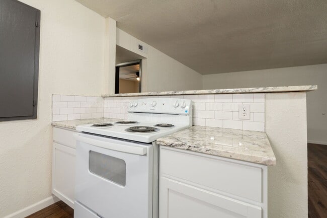 Building Photo - 750 W Dayton Ave