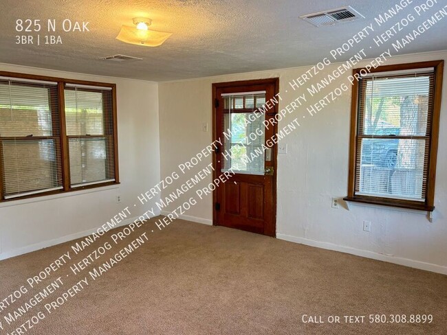 Building Photo - 825 N Oak-