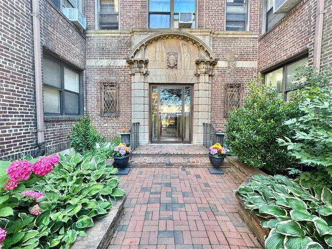 Primary Photo - 7 Bond St