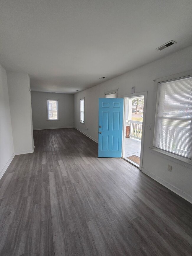 Building Photo - House in Hopewell